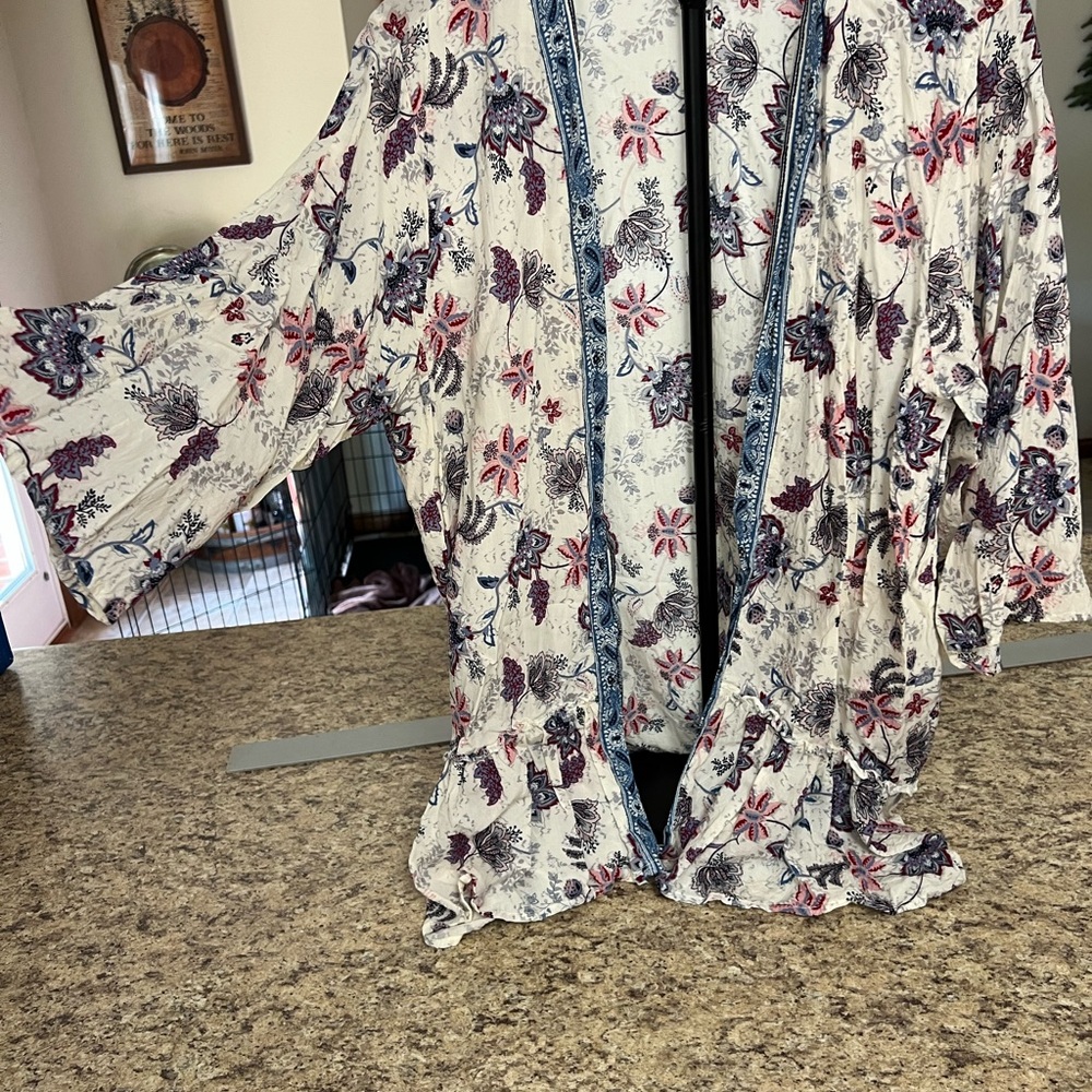 Maurice’s Lightweight Floral Kimono Cardigan blouse in White, Blue & Burgundy - Picture 3 of 7